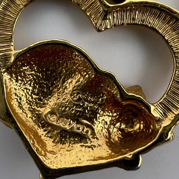 Vintage AVON Gold Tone Sleeping Cat  Heart Earrings Pierced Stud Earrings - Picture 2 of 4